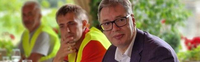 "PRVO, I POSLEDNJE ZA DANAS" Predsednik Vučić popio pivo sa radnicima koji su radili na izgradnji mosta u Petrovcu na Mlavi! (FOTO)