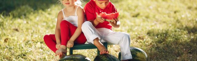 Kako adekvatno obući dete za toplo vreme: 5 praktičnih saveta