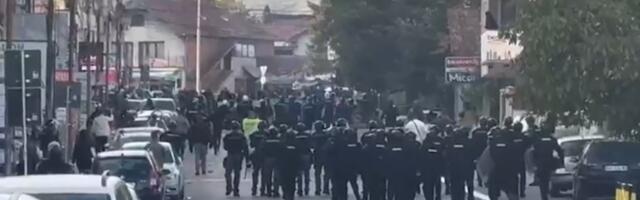 Haos u Novom Pazaru: Tuča navijača i policije, bačeni topovski udari (VIDEO)