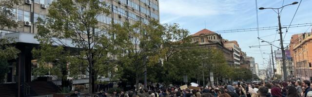 „Zločin, a ne tragedija“: Veliki broj Beograđana protestuje zbog nesreće u Novom Sadu