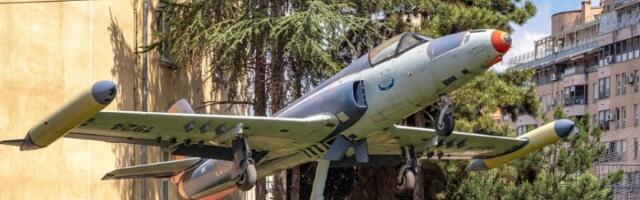 Protest ispred Vazduhoplovne akademije zbog smene direktora