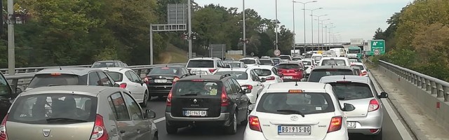 MUKA GA NATERALA! Vozač na Novom Beogradu zalepio natpis na staklo, a onda su svi počeli da mu BLICAJU (FOTO)