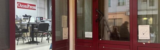 Opozicione stranke u Čačku osudile zasipanje jajima prostorija Ozonpressa i “Čačanskih novina“