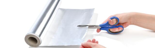 Sprečava vlagu, bubašvabe i neprijatne mirise: Trik sa aluminijumskom folijom koji spasava kupatilo