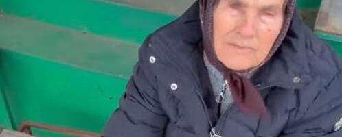 "SINE, PRODALA SAM SAMO JEDNE" Luka prišao baki, veli, po ovom mrazu prodaje vunene čarape da uzme neki dinar, usledila je scena zbog koje bruji Srbija (VIDEO)