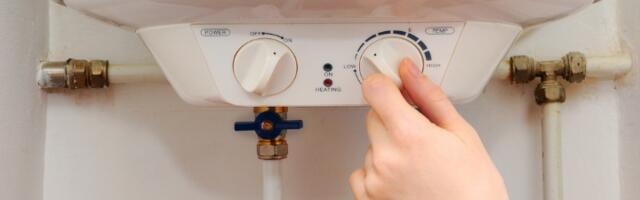 Svi grešimo sa bojlerom kad ustanemo: Isključite ga u ovo vreme ako želite MANJI RAČUNA ZA STRUJU