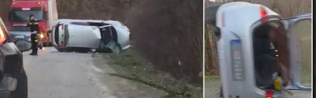 Težak udes nadomak Užica: Auto se prevrnuo na bok (VIDEO)