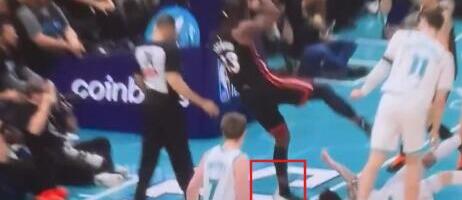 "OVO JE SRAMOTA - MORAO JE DA BUDE IZBAČEN" Veliki skandal trese NBA: Zbog PRLJAVOG poteza američkog superstara Jovićev trener besneo na konferenciji!