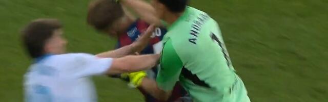 Sramne scene u Španiji: Golman izgubio razum, pesnicom u glavu udario protivnika! /VIDEO/