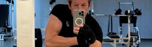 Kakva forma i to u 7. deceniji! Pevač pokazao istrenirano telo iz teretane: Pucaju mišići, bicepsi kao u momka