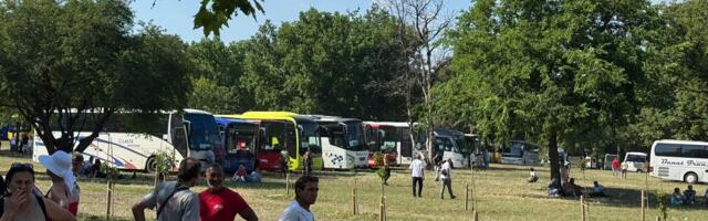 SRCE: Ko je dozvolio da se autobusima javnog prevoza dovoze mitingaši iz Kragujevca u Beograd?