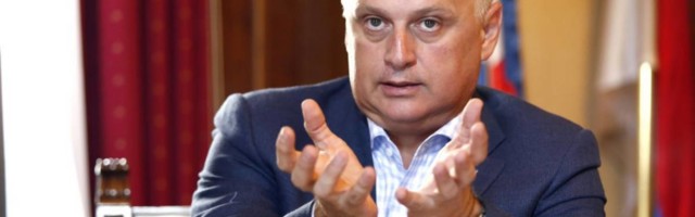 Goran Vesić dobio rođendansku tortu u obliku spomenika i fora je još jača od Vučićeve bolnica-torte