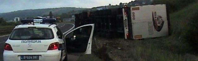 PREVRNUO SE KAMION SA TRUPCIMA: Drva prikleštila vozača, teško povređenog IZVUKLI GA VATROGASCI
