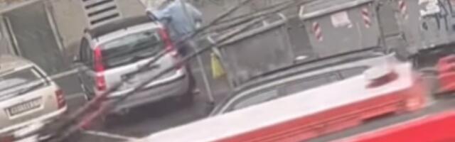 Pobesneli muškarac lomi retrovizore u Cvijićevoj (VIDEO)