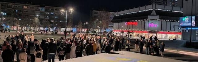 Promocija SNS Informatora uz iscrtan veliki grb Srbije na Gradskom trgu