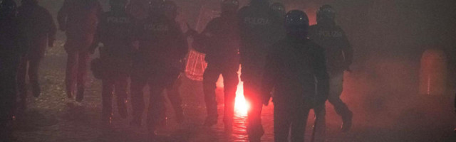HAOS U RIMU, ITALIJANI BESNI ZBOG NOVIH KORONA MERA: Vodeni topovi, dimne bombe i petarde! Sirene odjekuju ulicama (FOTO, VIDEO)