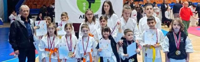 Mladi karatisti iz Lebana osvojili 20 medalja u Leskovcu, 12 u Sremskoj Mitrovici, Pavle Jović najmlađi šampion Srbije