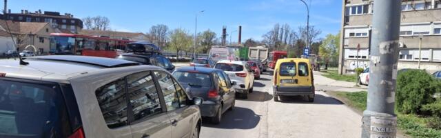 OGROMNA GUŽVA u Lepeničkom bulevaru zbog radova kod Zastavinog solitera (FOTO)