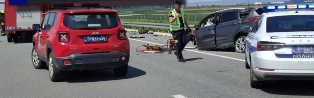 U STRAVIČNOJ NESREĆI KOD RUME POGINUO I VOZAČ KOJI JE ULETEO U KONTRASMER: Među nastradalima i momak i devojka koji su koristili usluge vožnje od mesta do mesta