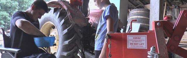 Automehaničar u kolicima - nepokretan popravlja automobile i radi teške seoske poslove