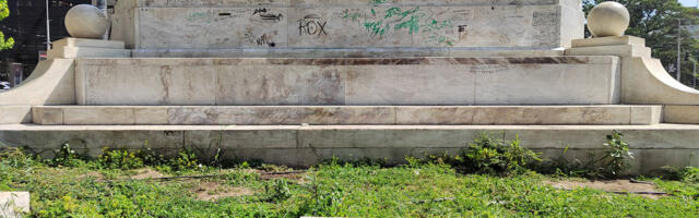 Spomenik knezu Mihailu išaran, iscrtani i kukasti krstovi