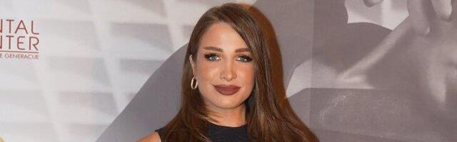 Milica Jokić otkrila više nego ikad! Pevačica u elegantnoj haljini pokazala grudi "na izvol'te", ovakvu je do sada niste videli