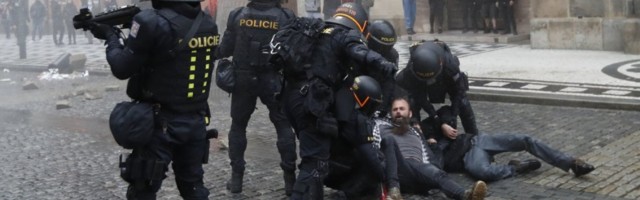 HULIGANI NA ULICAMA PRAGA: Policija hapsila, korišćeni suzavac i vodeni topovi!