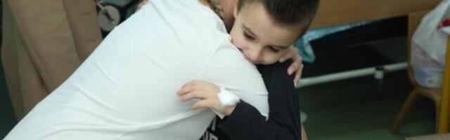 Kurir obradovao decu u KBC "Dr Dragiša Mišović"