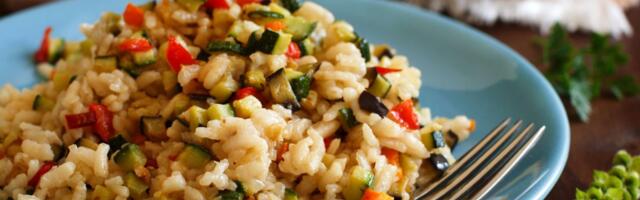 Pilav sa kobasicama: Tradicionalni recept koji okuplja porodicu i miriše na dom za manje od pola sata