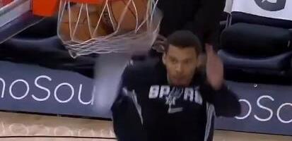 DA LI JE OVO REALNO?! Kamera zabeležila nestvarnu scenu: Vembanjama nogom dotakao mrežicu na košu! (VIDEO)