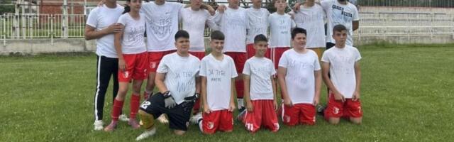 "Za tebe, Mitre": Dirljiva poruka dečaka iz FK Slatina na majicama u znak sećanja na poginulog druga u prevrtanju trakora (FOTO)