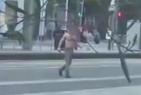 OPSADNO STANJE U ŠKOTSKOJ, SEVAJU NOŽEVI, IMA RANJENIH! Muškarac optužen posle napada na muslimane u Edinburgu! "Branim svoju zemlju" (FOTO/VIDEO)