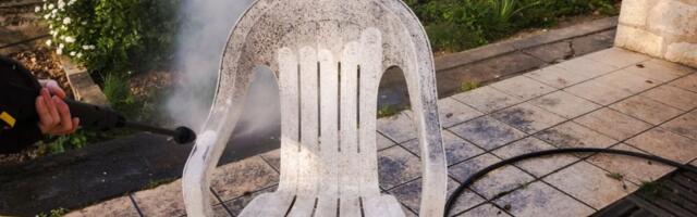 Trik od par dinara koji spašava baštenski nameštaj: Stare i prljave plastične stolice će biti kao nove