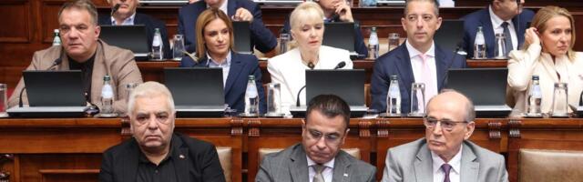Poslanici nastavili raspravu o nepoverenju vladi