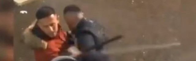 JOŠ JEDNO VEČE NASILJA U TIRANI! Albanska policija koristi suzavac i batinanje da rastera demonstrante! (VIDEO)