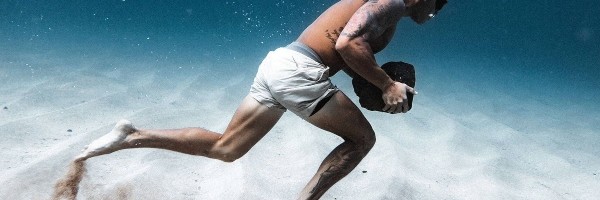 8 kilometara šetnje po morskom dnu sa kamenom od 20 kilograma u rukama