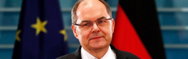Da li je Šmit najavio da će smeniti Dodika?