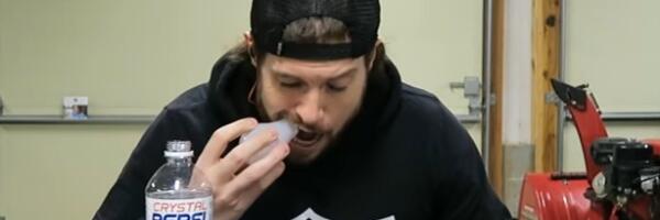 LUDAK: Ovaj momak je pojeo 5 sijalica za 10 minuta