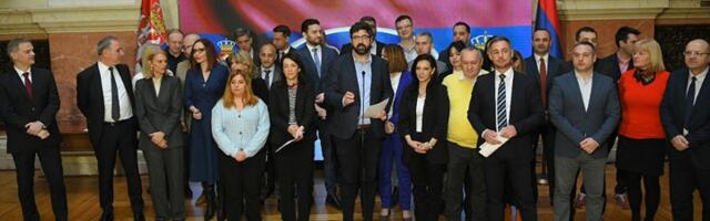 Poslanici opozicije potpisali predlog da se utvrdi da li je Vučić prekršio Ustav