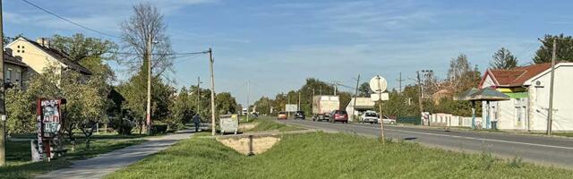 Klek oblepljen plakatima sa obaveštenjem: „Postupite po zakonskim odredbama“