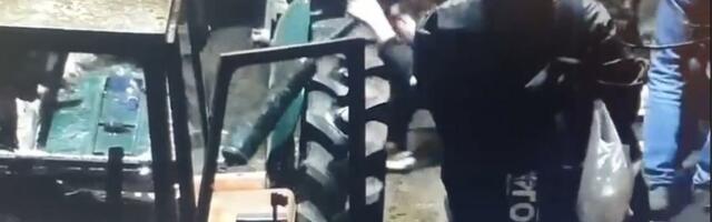 NE PRESTAJE NASILjE: Blokaderi i plenumaši uništavaju traktore (VIDEO)