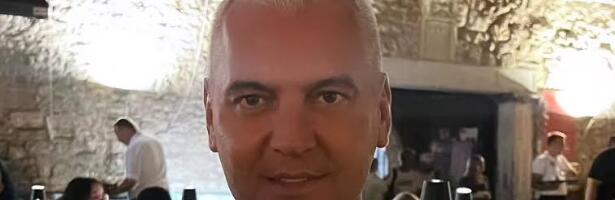 Obukao je dekoltiranu majicu, pa mu je izvirila tetovaža! Šta je to Milanu Miloševiću istetovirano na grudima?
