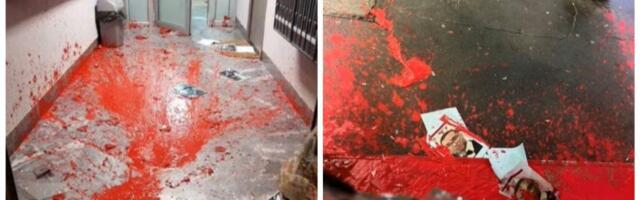 Vandalizovani ulazi zgrada aktivista zborova sa Zvezdare, građani pozvani na protest od 20 časova (FOTO)