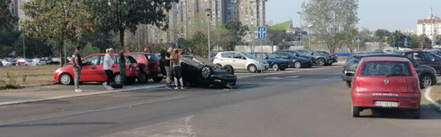 AUTO NAKON SUDARA LETEO 30 METARA I PAO NA KROV, DEVOJKA IZAŠLA IZ VOZILA BEZ OGREBOTINE Udes na Novom Beogradu