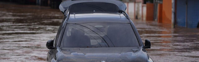 Најгоре поплаве у 15 година: Тајланд шаље носач авиона као плутајућу болницу