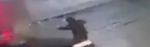 Jeziv snimak stravične nesreće u Bijeljini: Automobil "pokosio" čoveka na pešačkom prelazu! (VIDEO)