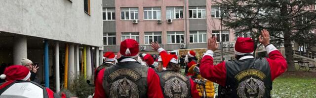 Deda Mraz na dva točka – bajkeri obradovali mališane na klinikama u Nišu