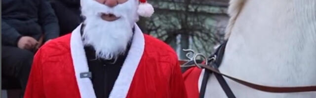 Deda Mraz sa “irvasima” delio paketiće po Kruševcu: Snimak deke Milovana oduševio Srbiju (VIDEO)