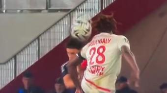 MOGAO JE DA GA UBIJE... SVET U NEVERICI ZBOG HOROR STARTA POZNATOG FUDBALERA! Udario protivnika kopačkom u glavu, crveni karton je blaga kazna za ovo! VIDEO