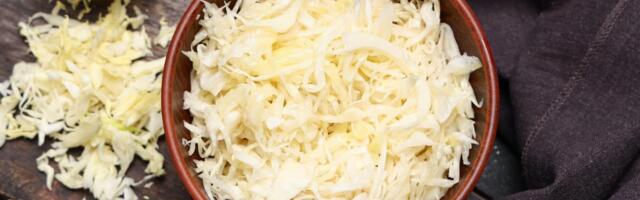 Zaboravite na rende i nož: Evo kako da kupus za salatu isečete najtanje moguće